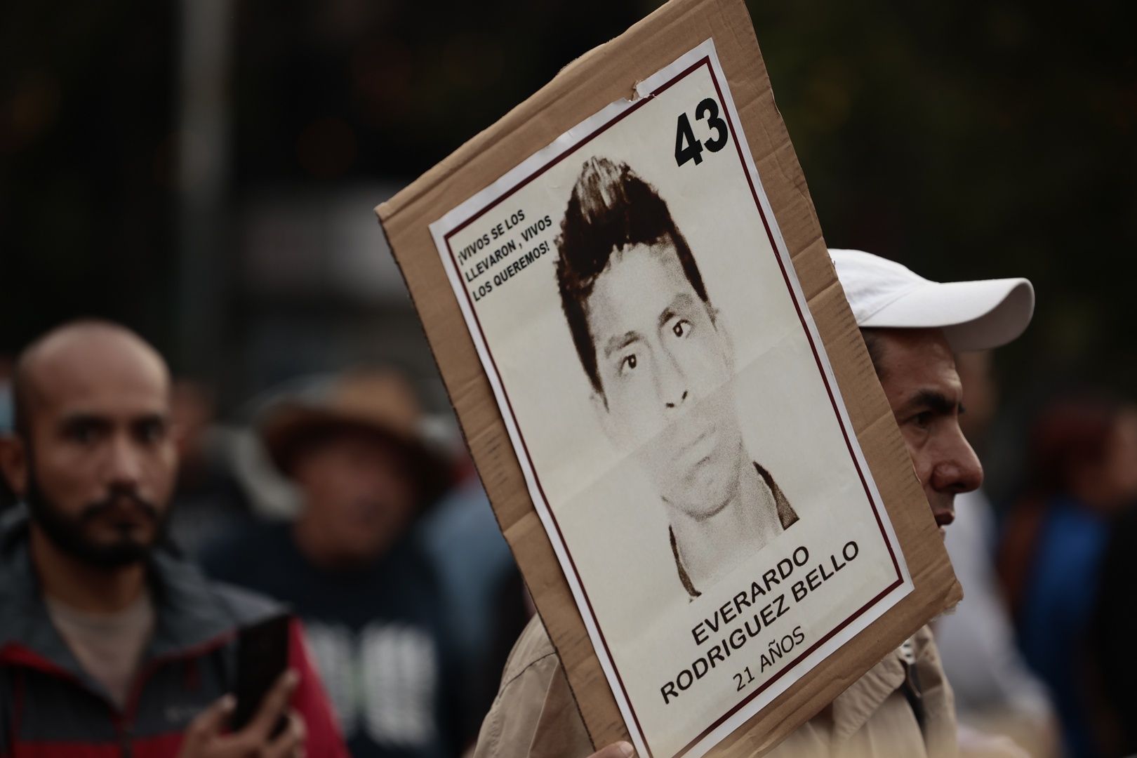 padres de ayotzinapa presionan a lópez obrador con plantón y reunión antes de elecciones