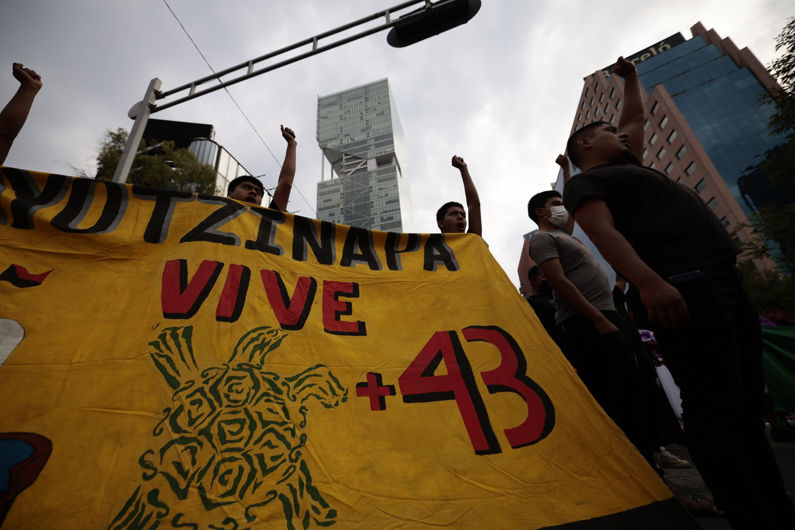 padres de ayotzinapa presionan a lópez obrador con plantón y reunión antes de elecciones