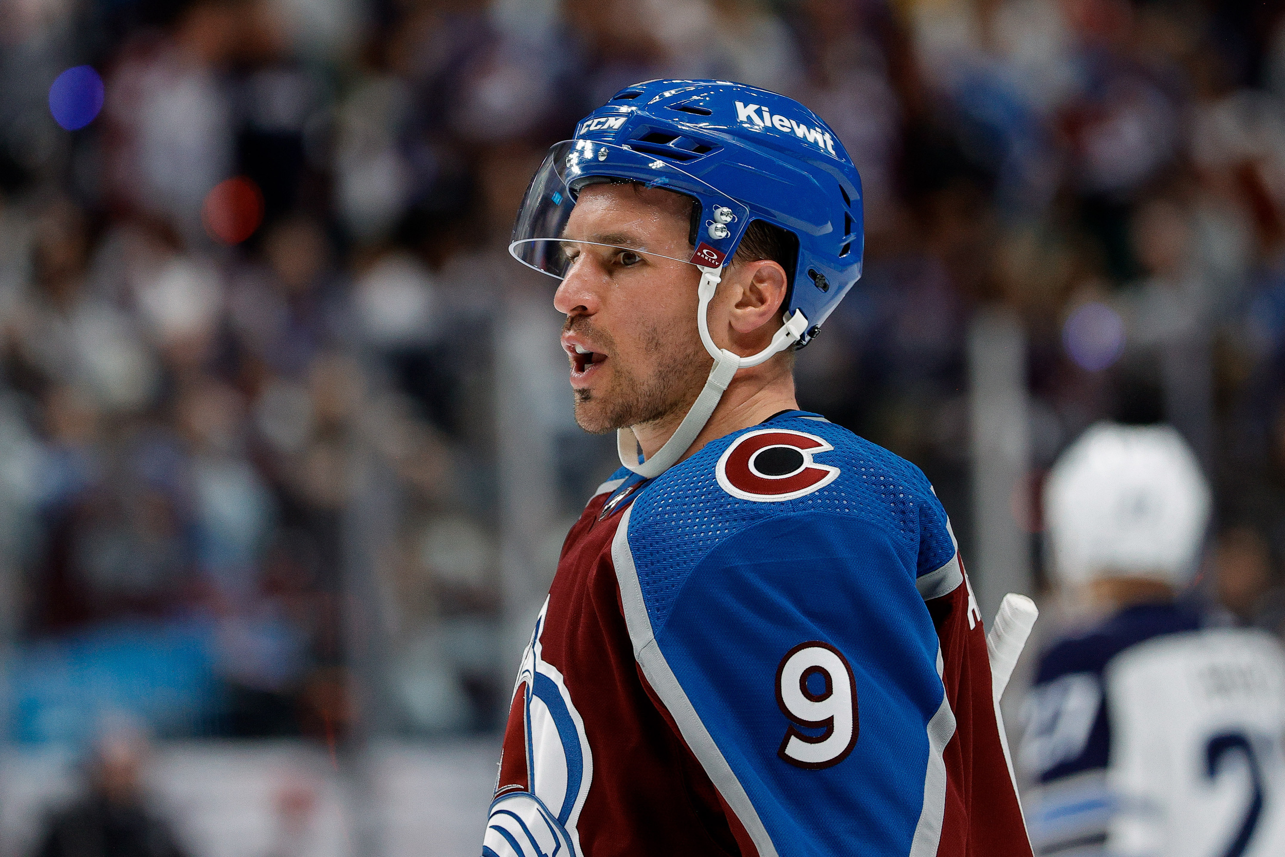 avalanche bury jets with five-goal third period to go up 2-1