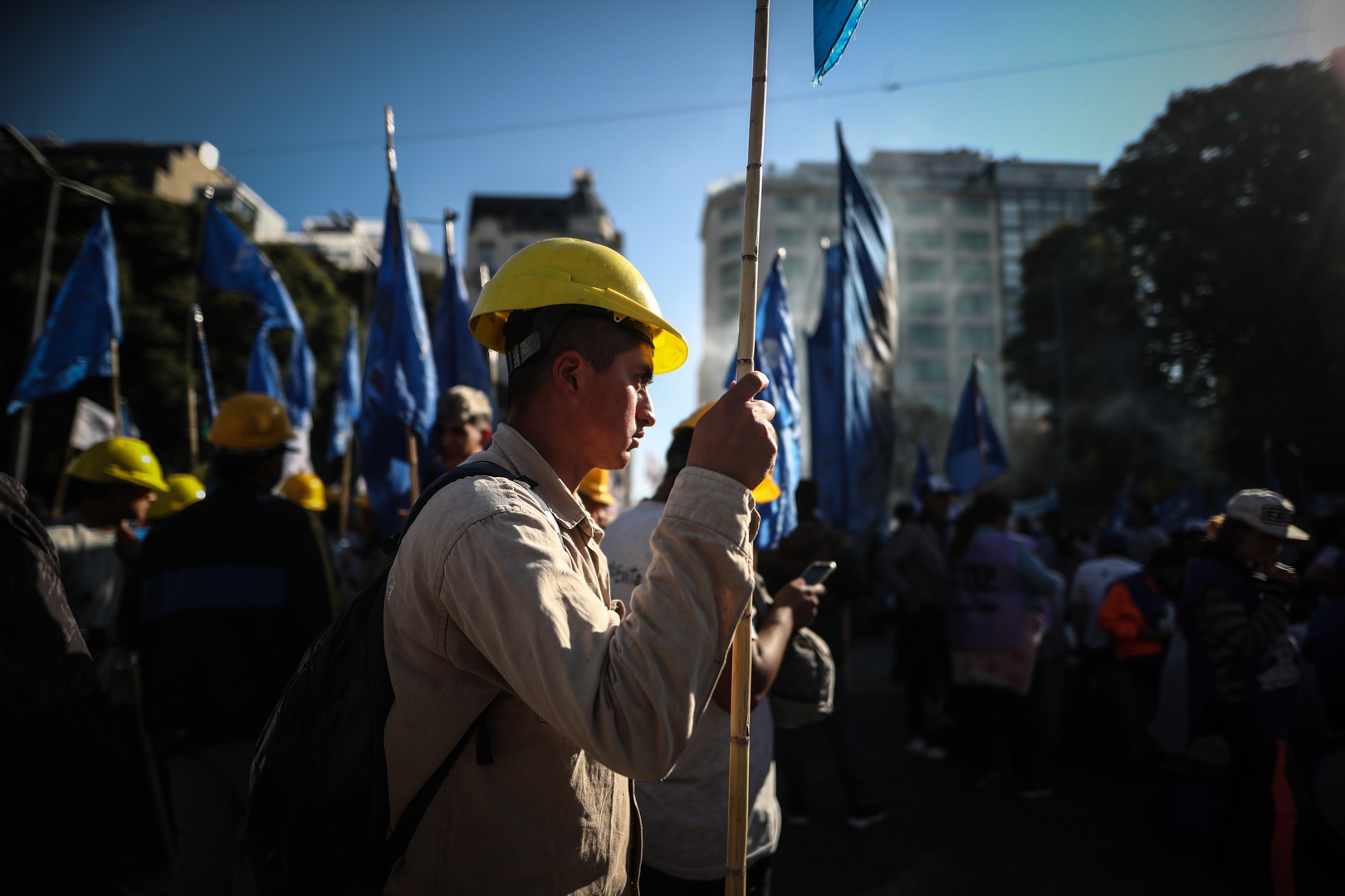 precariedad del sistema de pensiones en latinoamérica obliga a trabajar más allá de los 65