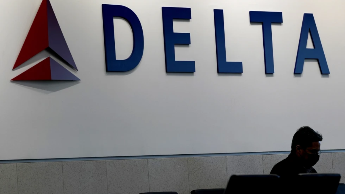 delta airlines boeing 767 makes emergency return after exit slide falls off mid-air