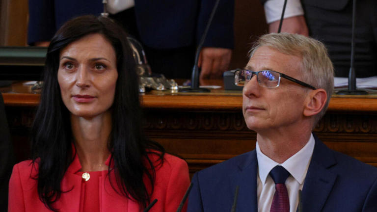 En Bulgarie, Maria Gabriel (à g.) et Nikolai Denkov (dr.) n'ont pas réussi à prolonger l'accord de partage du pouvoir qui tenait depuis neuf mois..