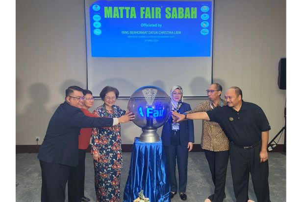 Liew (third left) accompanied by Wahida (third right) and other officials launching the Matta Fair Sabah 2024.