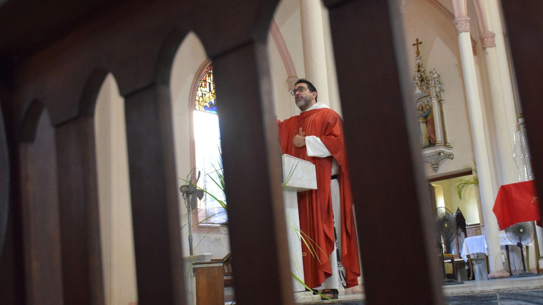 o padre que desafia o regime cubano: 'é impossível ser sacerdote em cuba sem dizer o que acontece aqui'