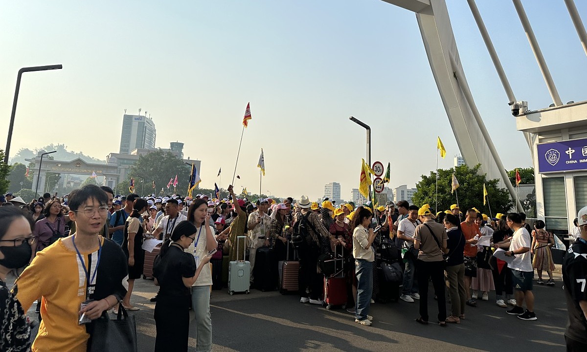 labor day holiday has thousands waiting at china border