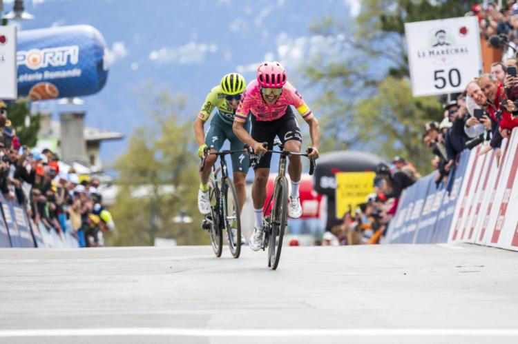 Richard Carapaz s’impose pour la quatrième étape du Tour de Romandie 2024. Il résiste au retour de Florian Lipowitz.