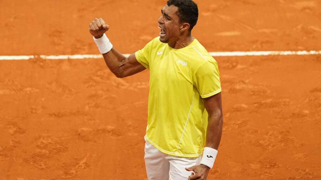 tenista brasileiro thiago monteiro surpreende tsitsipas, número 7 do mundo, no madrid open