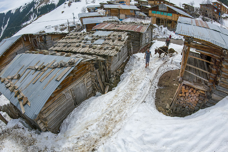 şavşat'ın kar altındaki maden köyü baharı bekliyor