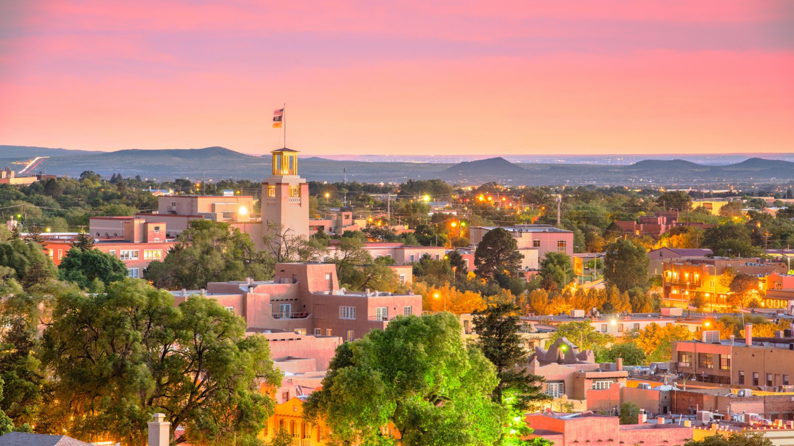 <p>Santa Fe’s adobe architecture, artistic culture, and stunning desert landscapes make it one of the prettiest cities in the Southwest.</p>