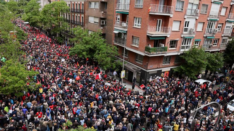 espagne : des milliers de personnes rassemblées pour demander à sanchez de ne pas démissionner (photos)