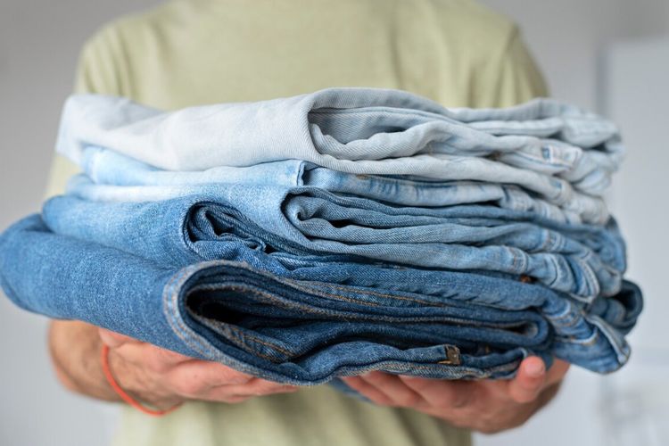 tips mencuci celana jeans dengan menggunakan mesin cuci agar tetap awet, gak perlu sering beli baru lagi