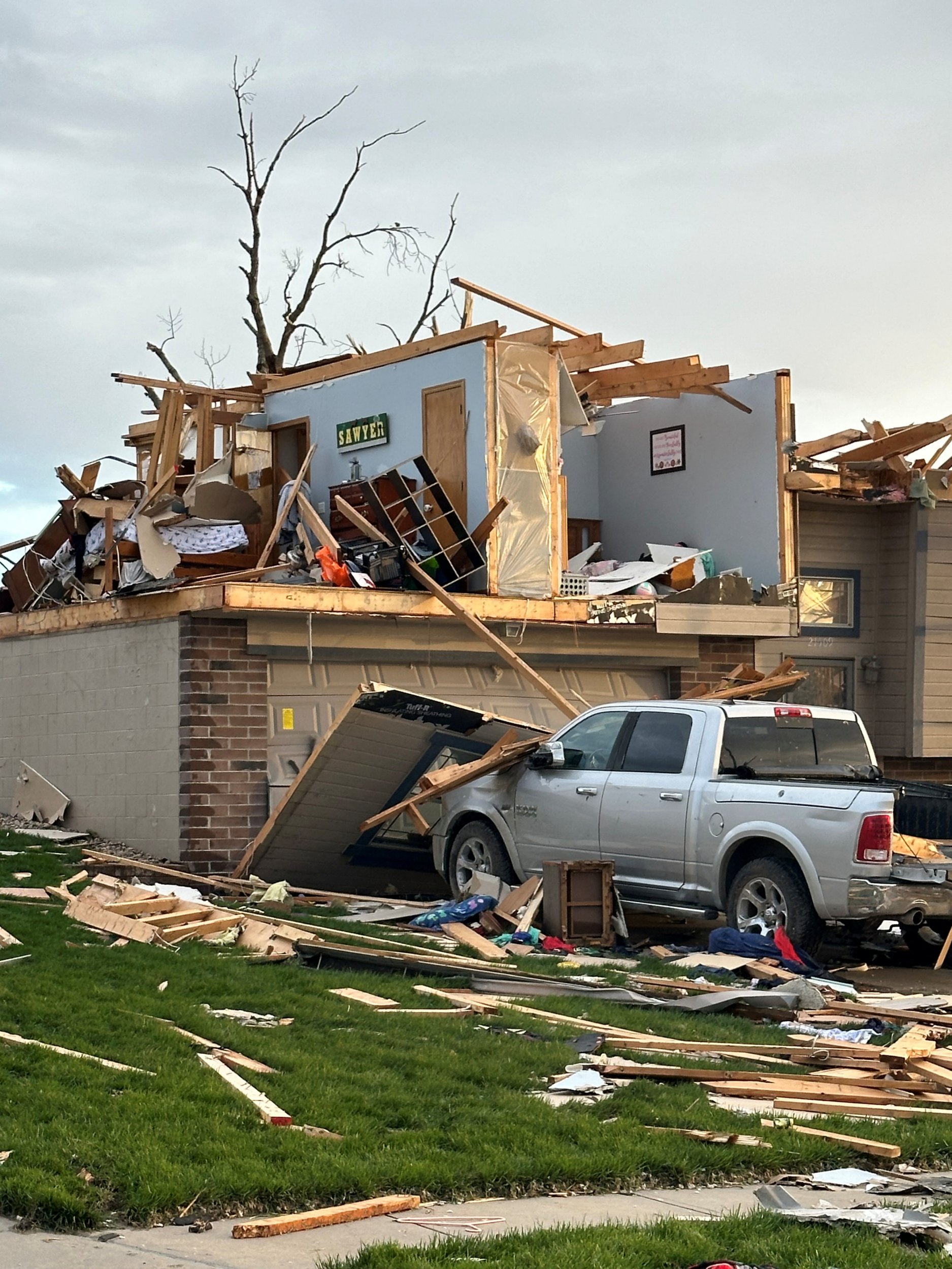 devastating tornado rips through nebraska destroying hundreds of homes
