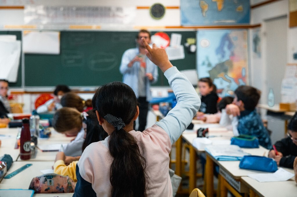 palpeggia alunni in aula: arrestato professore di un istituto superiore a roma