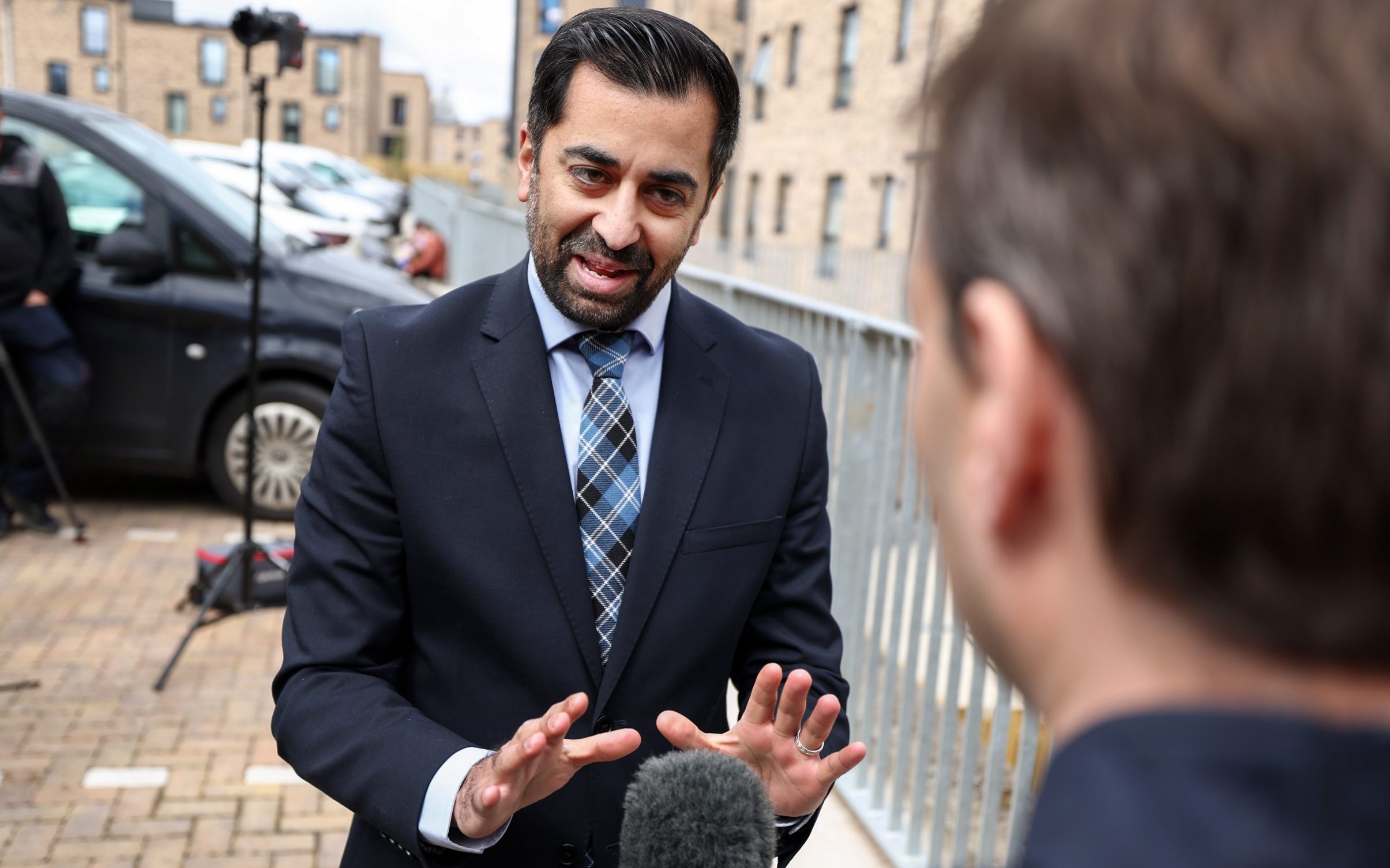 humza yousaf asks to meet snp defector as he scrambles for no-confidence vote support