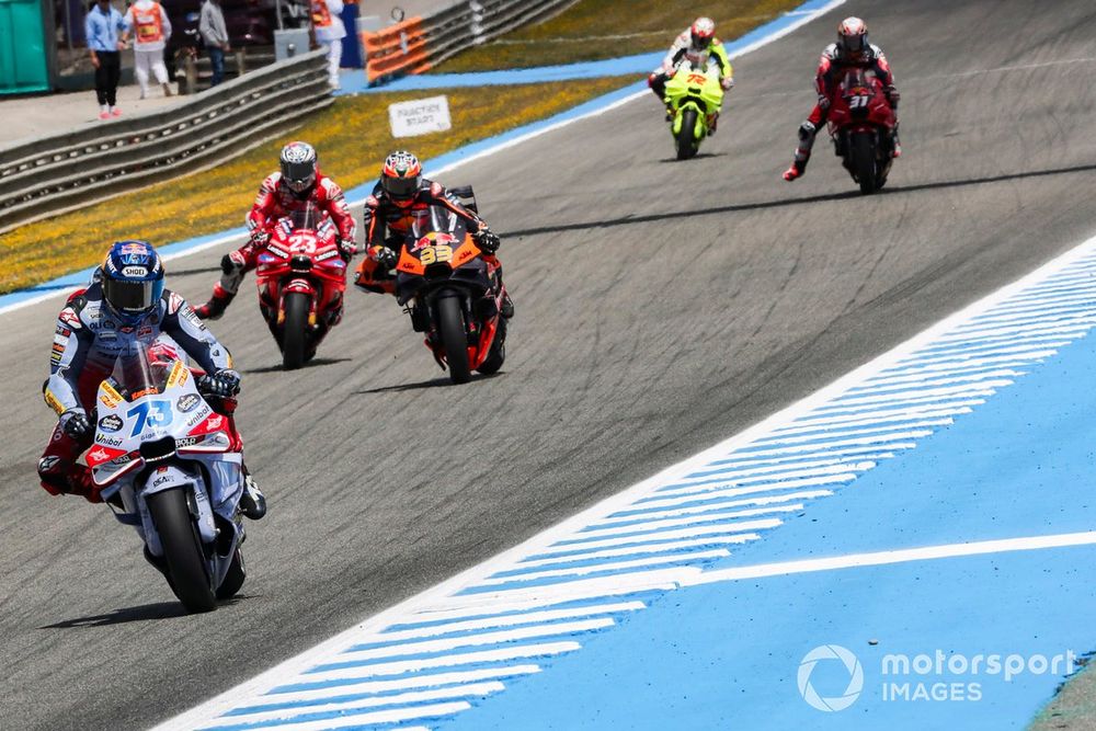 vinales: jerez motogp sprint should have been red-flagged amid crash chaos