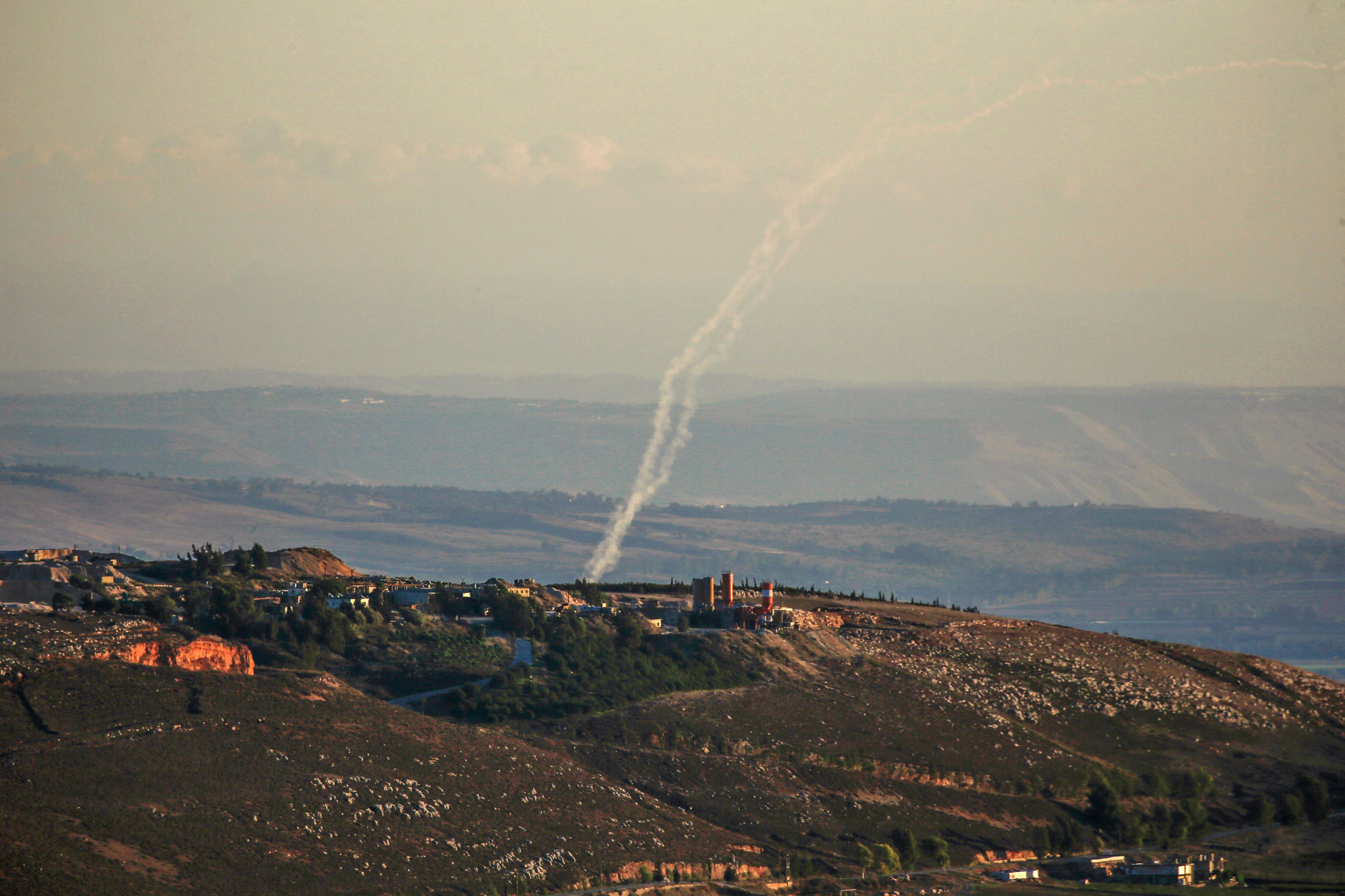 hizbulá lanza misiles y drones contra israel en respuesta a ataques en el líbano