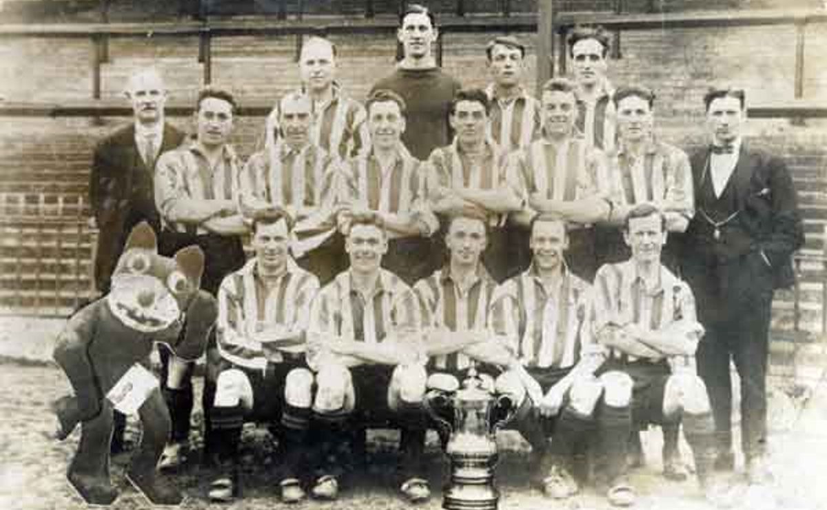 no gana un título hace casi 100 años, tuvo a un histórico de la selección argentina y hoy consumó su descenso de la premier league