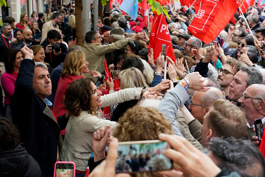 spanjorer vädjar till sánchez: avgå inte