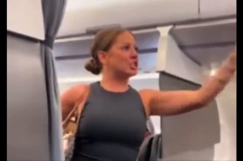 機内の迷惑行為がsnsで「大炎上」した米女性、大胆露出で「セクシー系右派インフルエンサー」デビュー