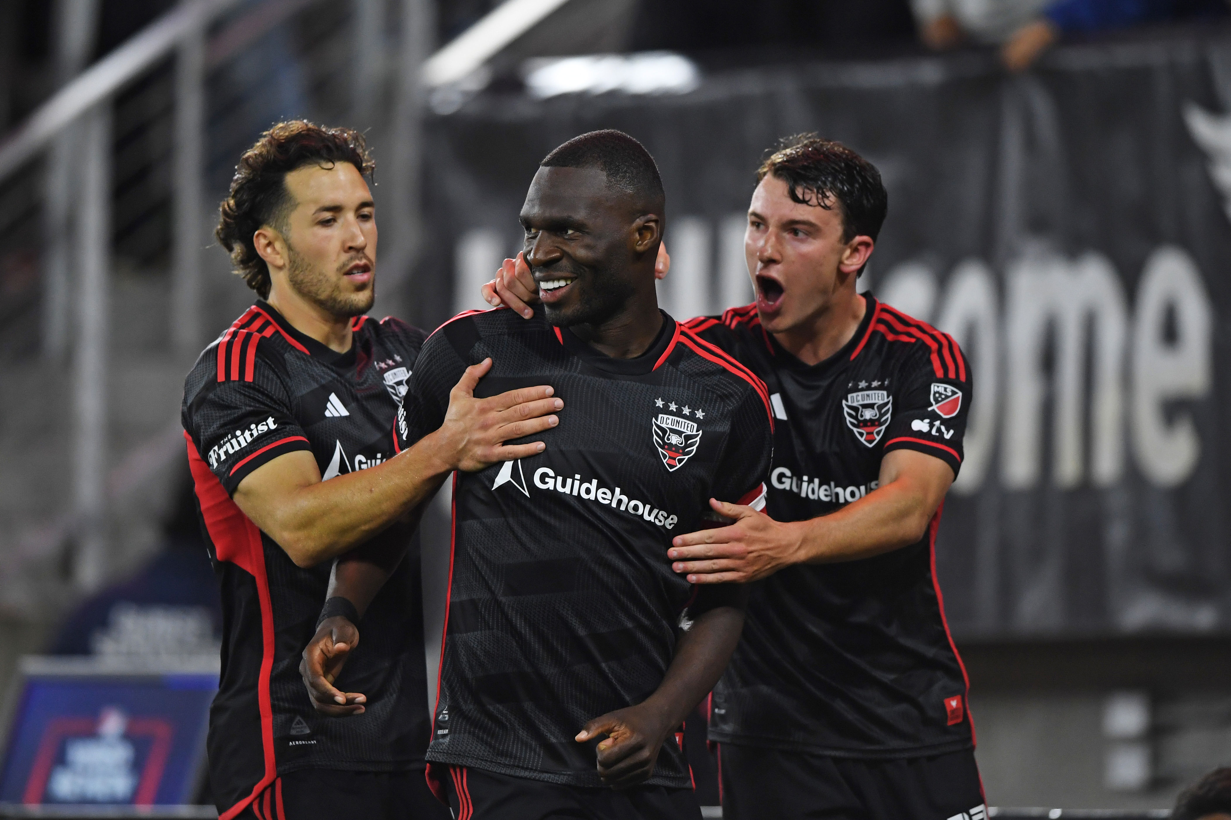 d.c. united holds on tight to hold off shorthanded sounders in 2-1 win