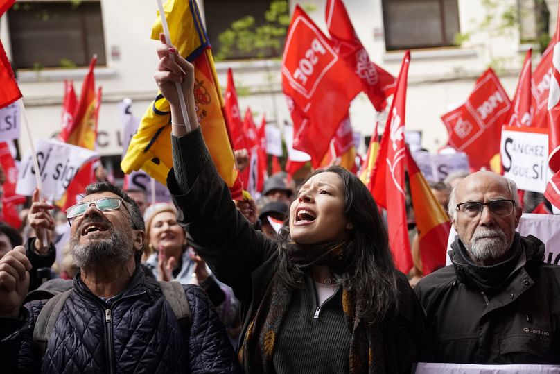 madrid'de toplanan binlerce kişi, i̇spanya başbakanı sanchez'den istifa etmemesini istedi