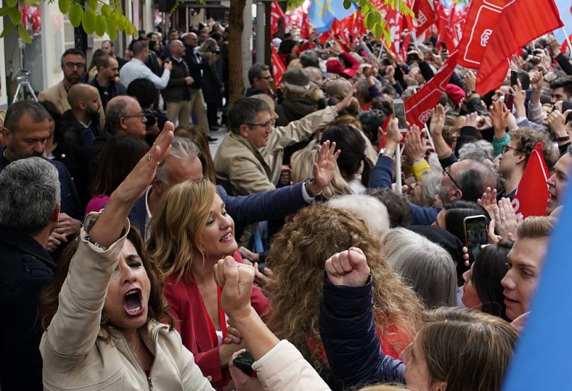 madrid'de toplanan binlerce kişi, i̇spanya başbakanı sanchez'den istifa etmemesini istedi