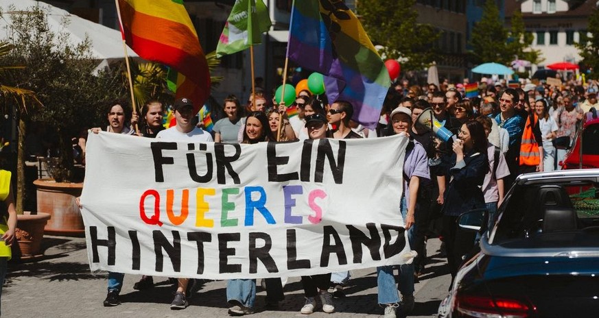 nach entlassung von schwulem lehrer in pfäffikon: über 300 menschen gehen auf die strasse