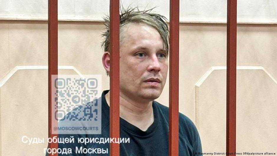 russia: navalny-linked journalist arrested over 'extremism'