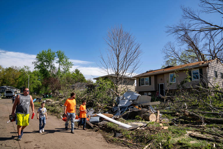 Tiny Minden, Iowa, riddled with debris after tornado smashes through ...