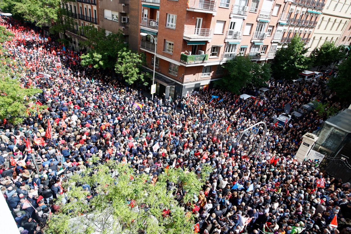 tausende demonstrieren für sánchez’ verbleib im amt