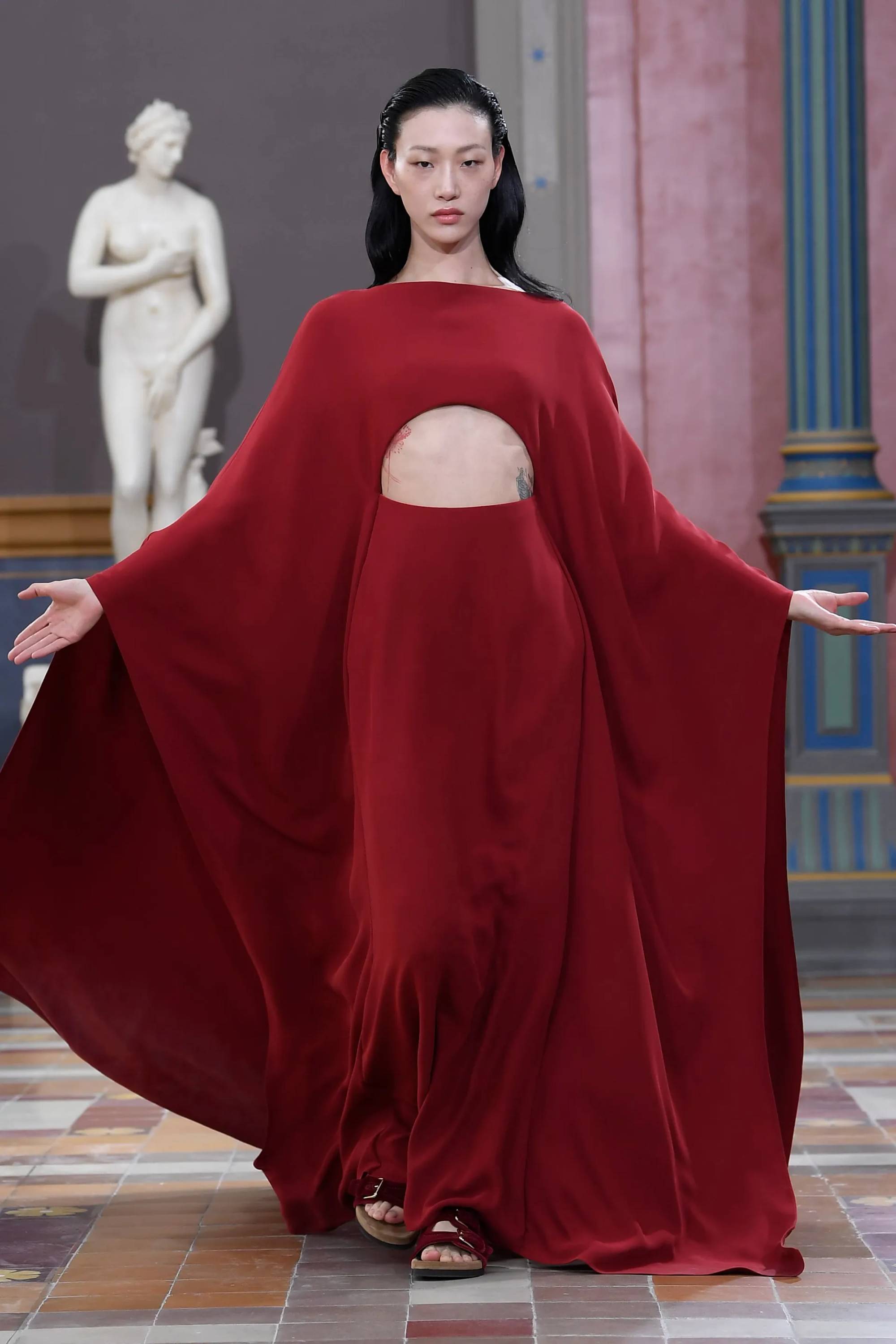 máxima de holanda es la reina latina más impactante con un vestido y zapatos pumps en rojo intenso