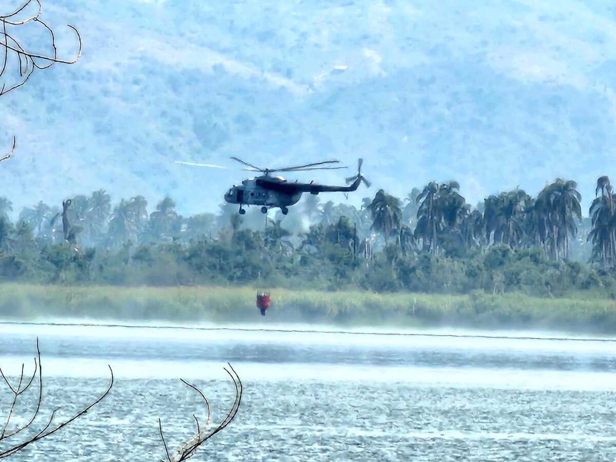trabajan para sofocar incendios en acapulco con helicóptero y helibalde