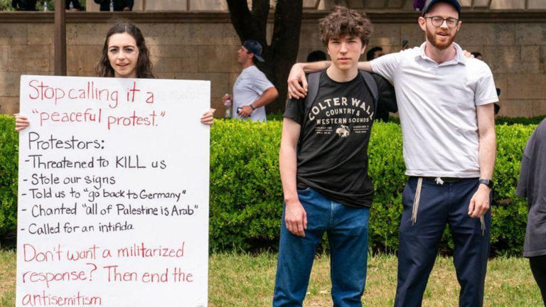 Estudantes judeus em universidades nos EUA relatam incidentes de antissemitismo e assédio desde o início dos protestos