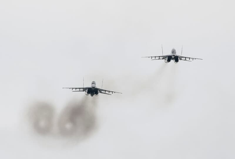 一瞬の閃光と爆音...ウクライナ戦闘機、ロシア軍ドローンを「空対空ミサイルで撃墜」の瞬間映像が拡散