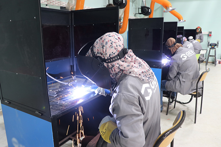 kütahya'da kaynakçılığın inceliklerini öğrenen kadınlar fabrikada işbaşı yapacak