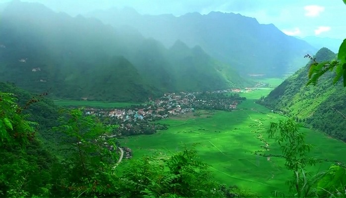 Mai Chau Valley: Nestled amidst lush rice paddies and towering limestone mountains, Mai Chau Valley offers a tranquil retreat from the hustle and bustle of city life. Explore traditional stilt-house villages, hike through scenic countryside, and experience the warm hospitality of the local White Thai ethnic minority. ]]>