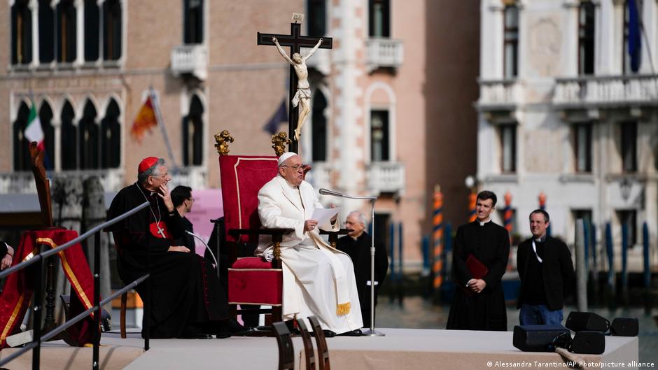 el papa visita venecia en su primer viaje en siete meses