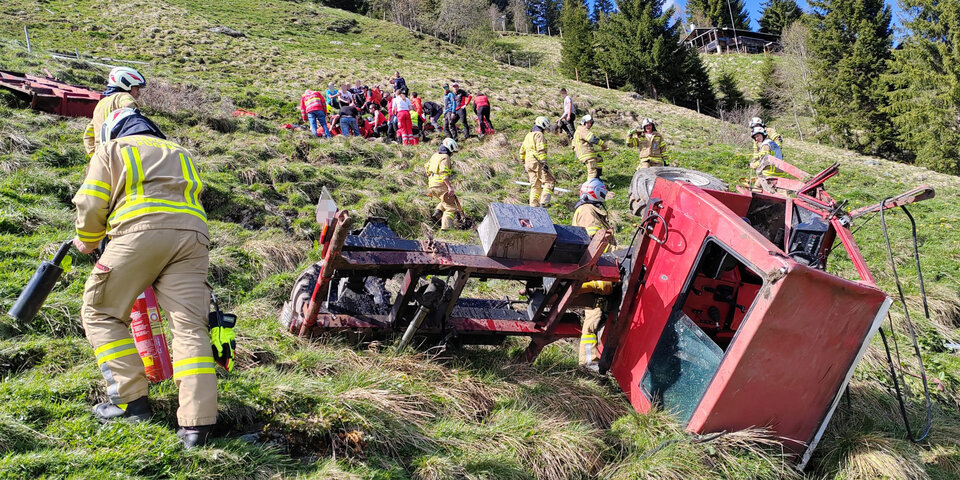traktor stürzte über abhang hinunter: 61-jähriger stirbt
