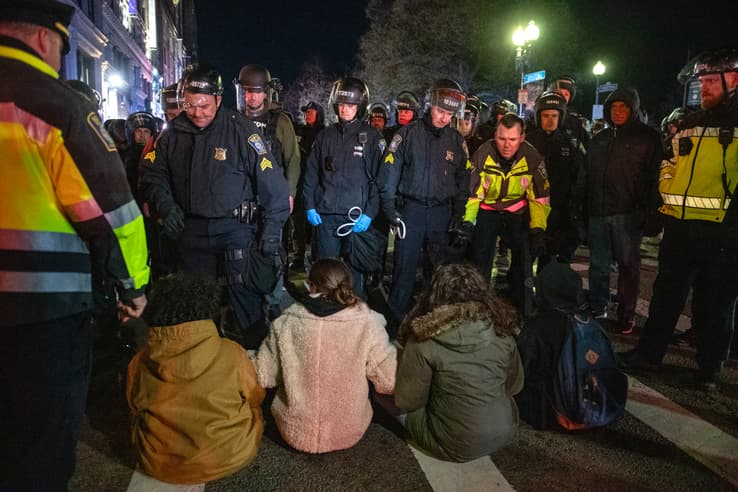 manifestations propalestiniennes: plus de 200 arrestations dans trois universités aux états-unis