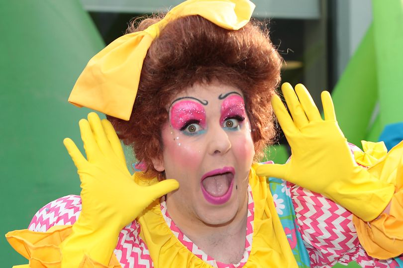 al porter gives 'serious thought' to panto return after eight years away