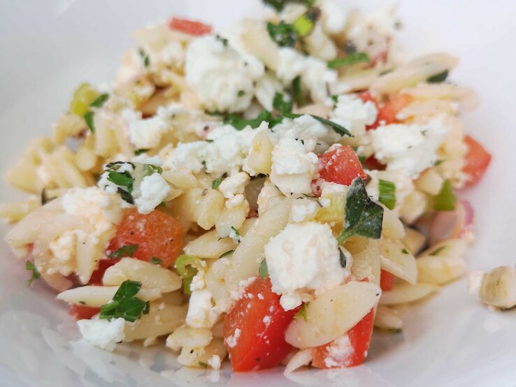 Nudelsalat mit Feta und Melone – eine griechische Köstlichkeit