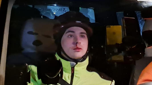 Sichtlich geschockt, mit blutender Nase: Niclas Matthei (18), selbsternannter "Anzeigenhauptmeister", sitzt nach einem Angriff in einem Auto in Bautzen. © Rocci Klein