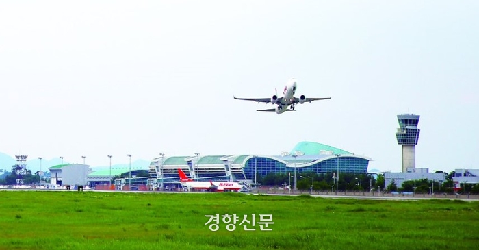 무안 두고 인천 가느라 5년간 1조…국제공항 역할 못해 부담 눈덩이