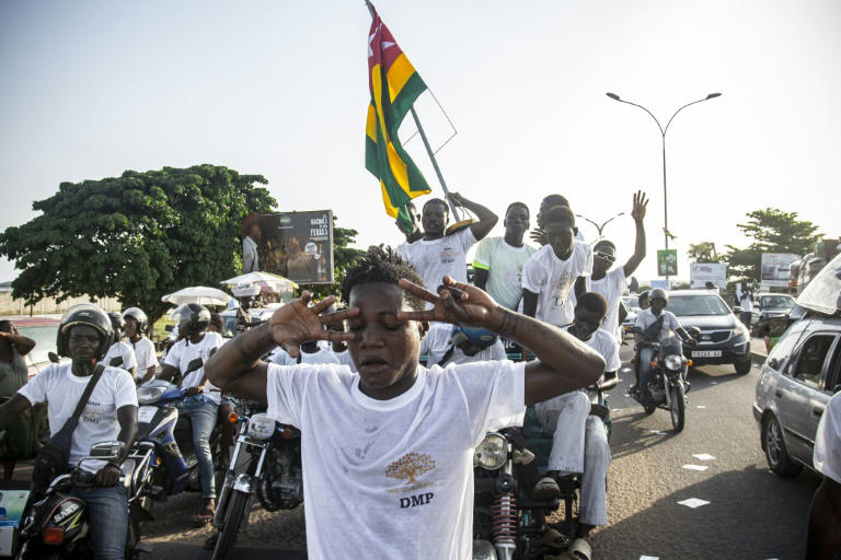 Des partisans du parti d'opposition, Dynamique pour la majorité du Peuple, défilent dans la capitale togolaise avant les élections législatives et locales de lundi, à Lomé le 27 avril 2024