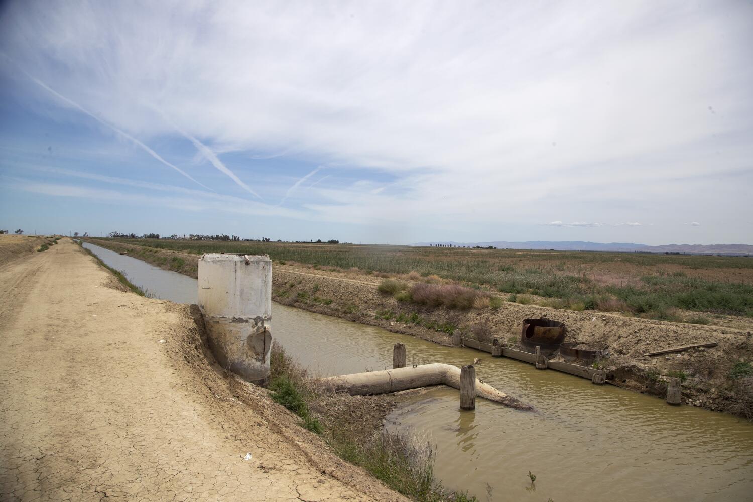 feds say he masterminded an epic california water heist. some farmers say he's their robin hood