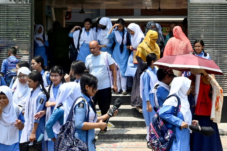 bangladés reabre las escuelas, pese al calor extremo