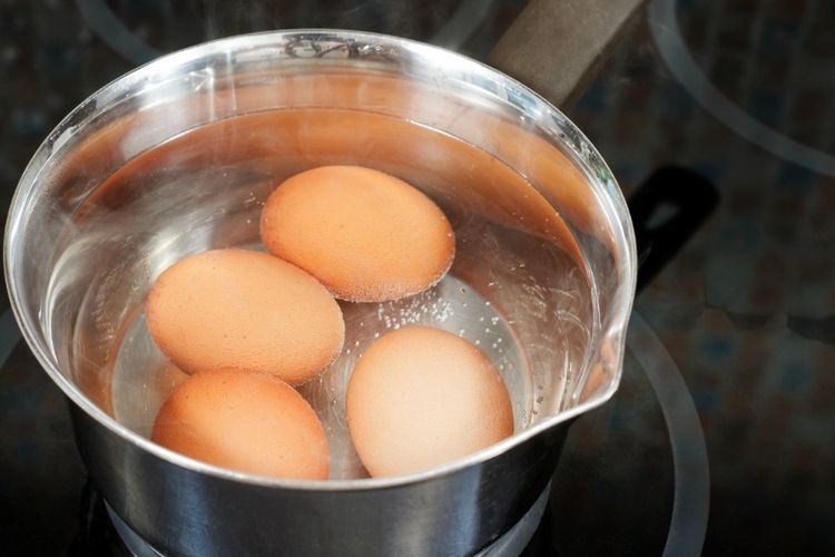 cara merebus telur agar tidak kulitnya tidak mudah retak, tambahkan 2 bahan dapur ini
