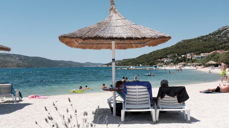 malebná pláž v chorvatsku je plná rakovinotvorného azbestu. místní marně bojují s úřady