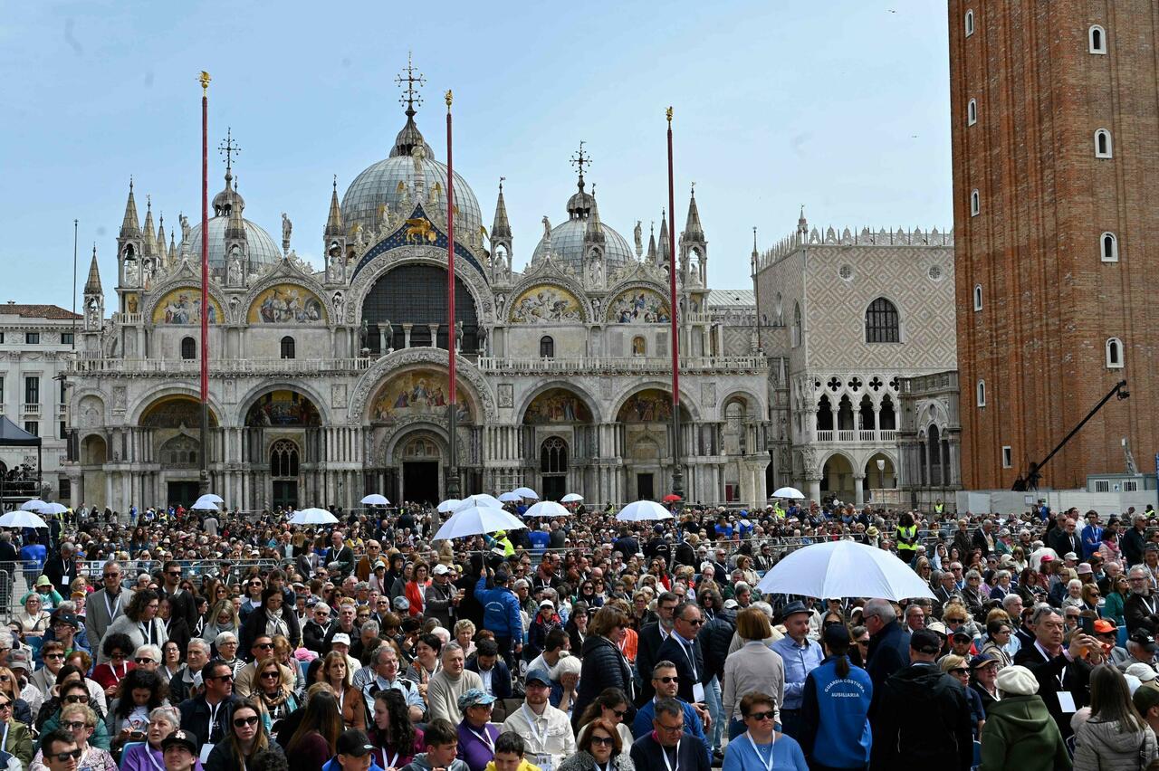 papa francesco a venezia dopo il caso vannacci: «servono luoghi inclusivi in cui nessuno è emarginato»