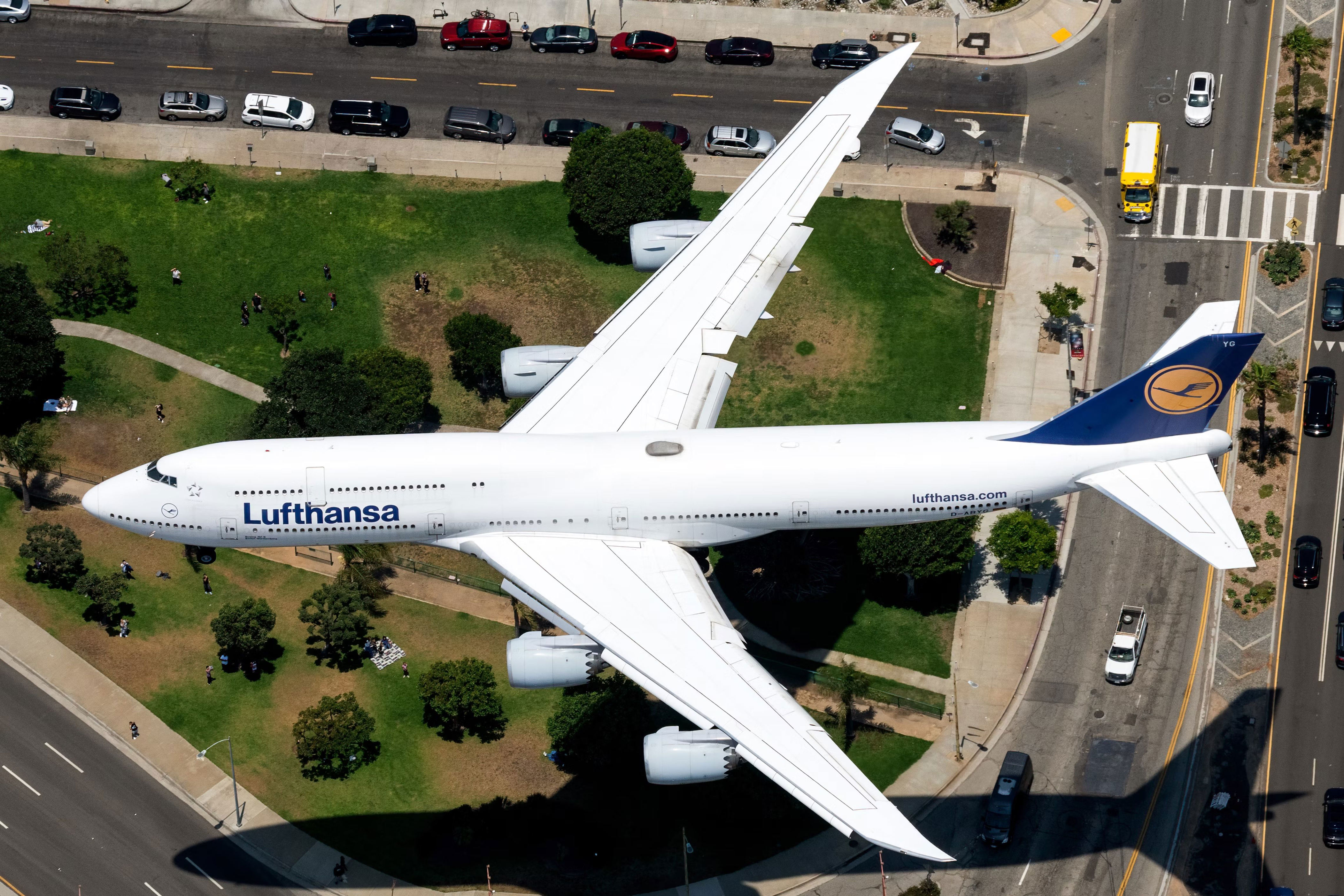 lufthansa boeing 747-8 rough landing at lax confirmed as 'training flight'
